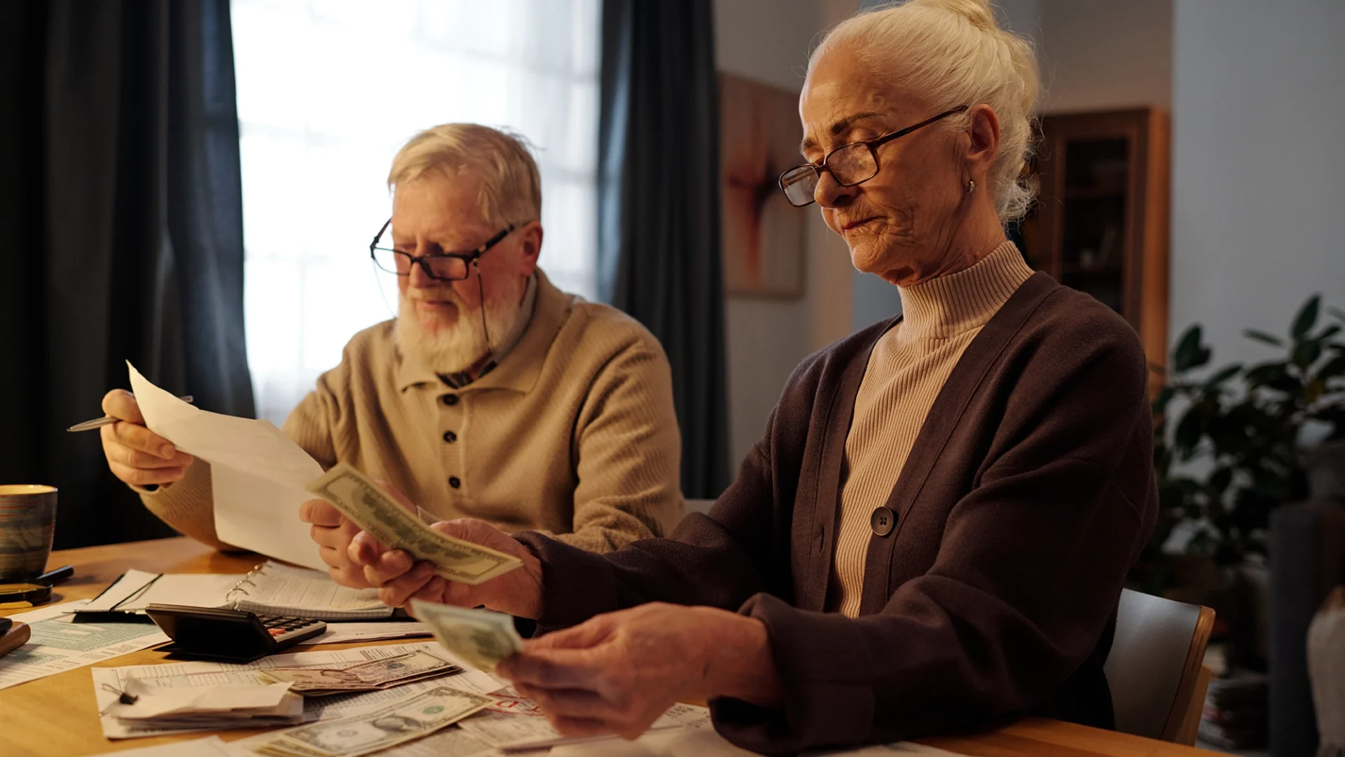 senior-woman-counting-money-by-table-2024-05-06-23-47-37-utc copia