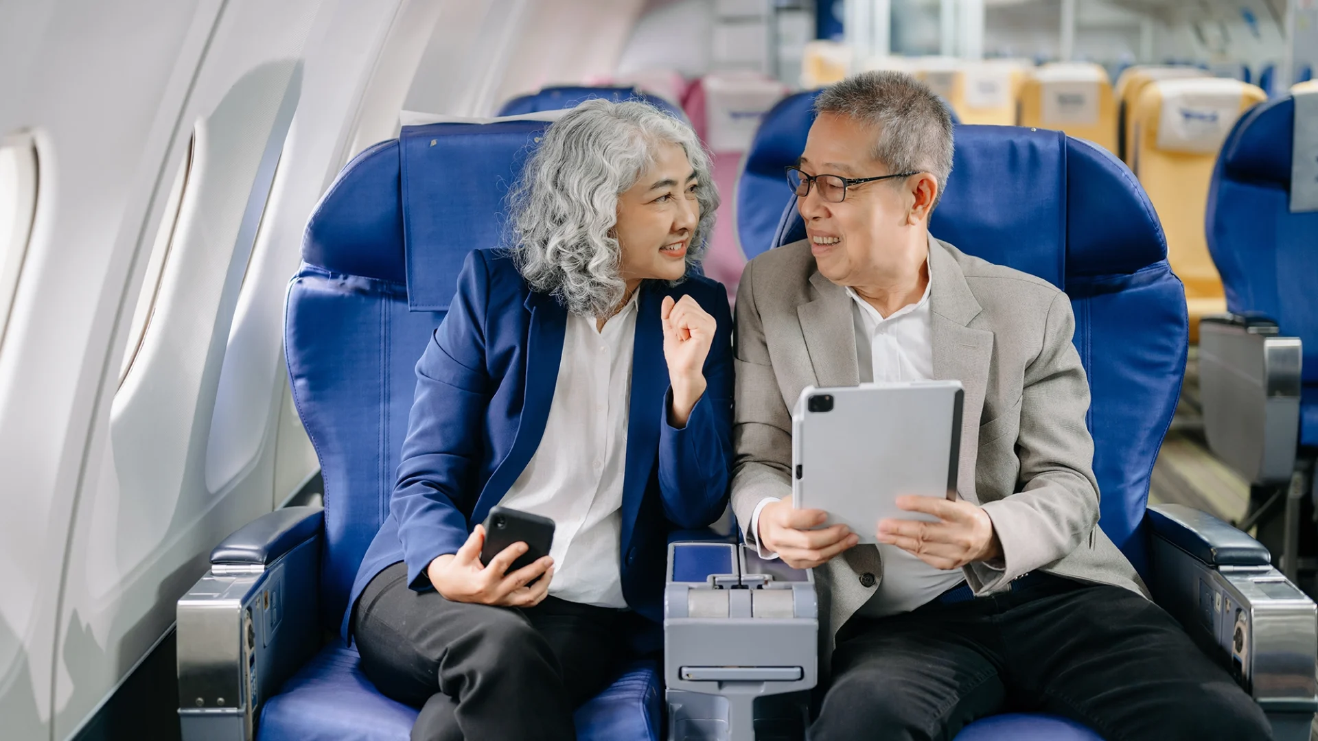 smiling-senior-couple-of-asian-tourists-take-photo-2024-11-01-20-34-27-utc copia